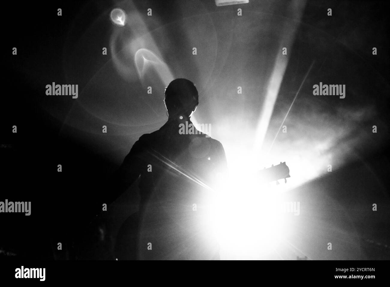 Paul Banks von der Band Interpol bei einem Konzert im Tempodrom a Berlino, 23. Ottobre 2024. Foto schwarzweiß konvertiert Interpol Konzert Berlino *** Paul Banks della band Interpol in un concerto al Tempodrom di Berlino, 23 ottobre 2024 foto in bianco e nero convertito Interpol concerto Berlino Foto Stock