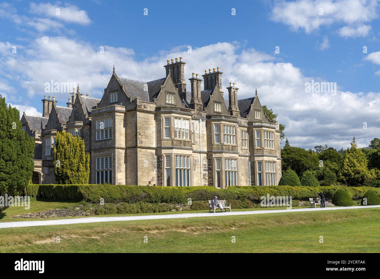 Muckross, Irlanda, 10 agosto 2022: Veduta della casa padronale Muckross nel Parco Nazionale di Killarney nella Contea di Kerry, nell'Irlanda occidentale, in Europa Foto Stock
