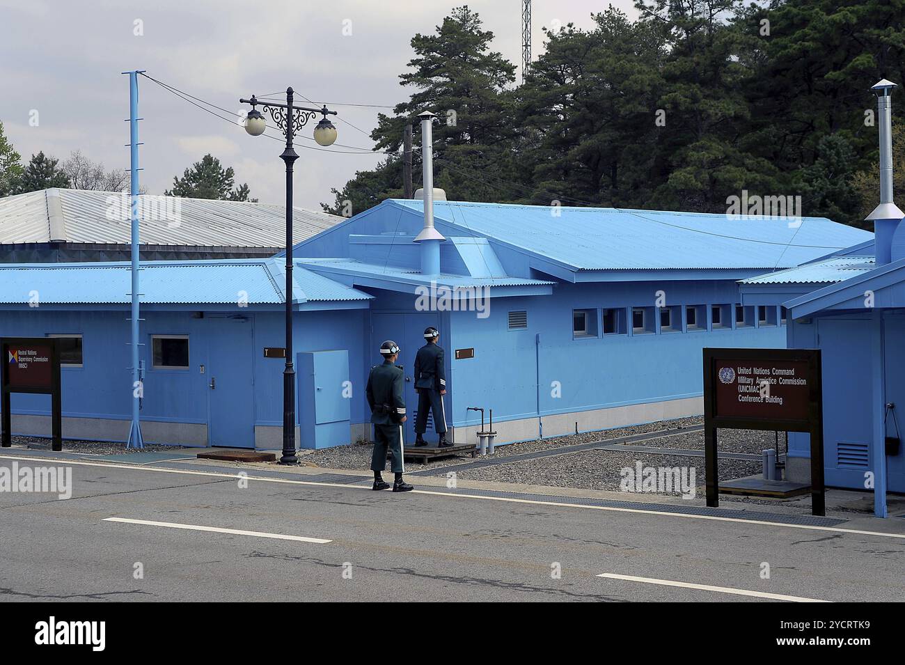 02.05.2013, Panmunjom, Corea del Sud, Asia, le guardie sudcoreane si trovano in una posizione difensiva presso la striscia di confine nella zona di sicurezza congiunta all'interno della d Foto Stock