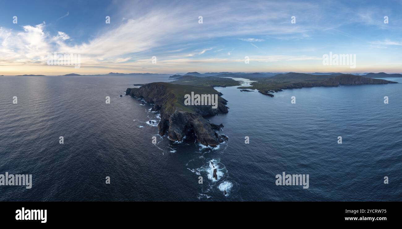 Panorama aereo delle scogliere di Bray Head sull'isola di Valentia al crepuscolo Foto Stock