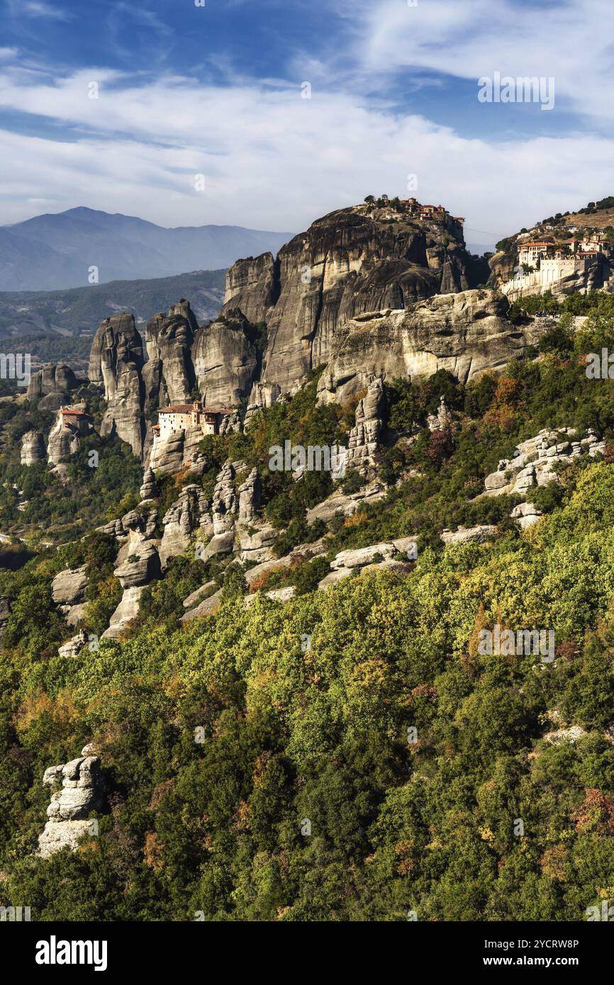 Una vista panoramica verticale dei monasteri e delle formazioni rocciose di Meteora in Grecia Foto Stock
