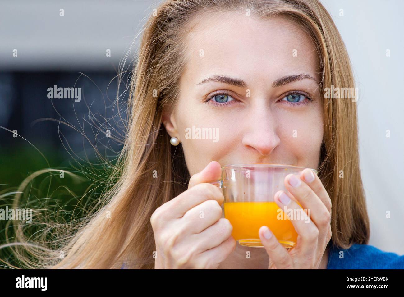 Donna con la tazza da tè. Tè con spinoso marino e miele sullo sfondo del caffè. Foto Stock