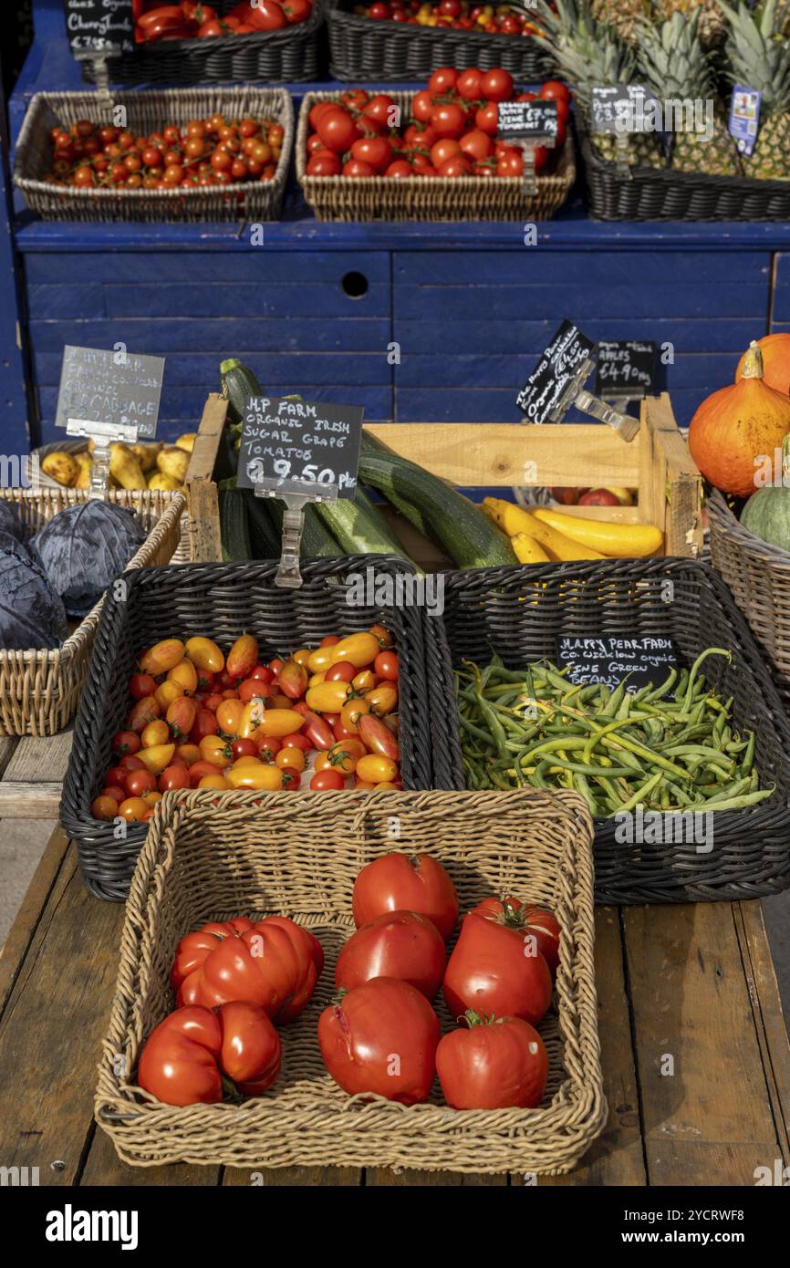 Greystones, Irlanda, 18 agosto 2022: Vista ravvicinata di un'esposizione di frutta e verdura in un negozio di alimenti integrali e biologici a Greystones, Europa Foto Stock