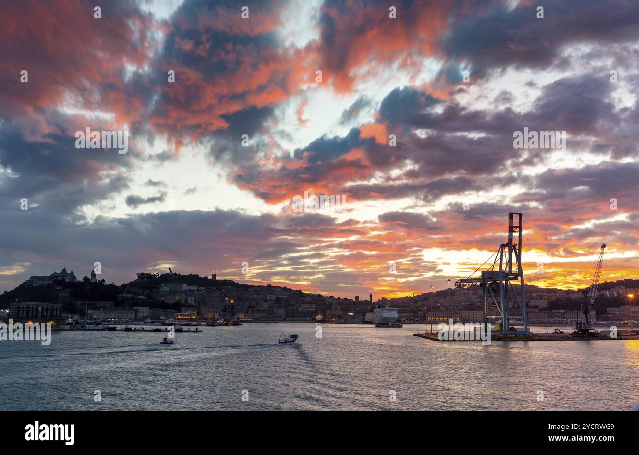 Ancona, Italia, 24 novembre 2022: L'ingresso del porto e il centro storico di Ancona sul mare Adriatico all'alba, Europa Foto Stock