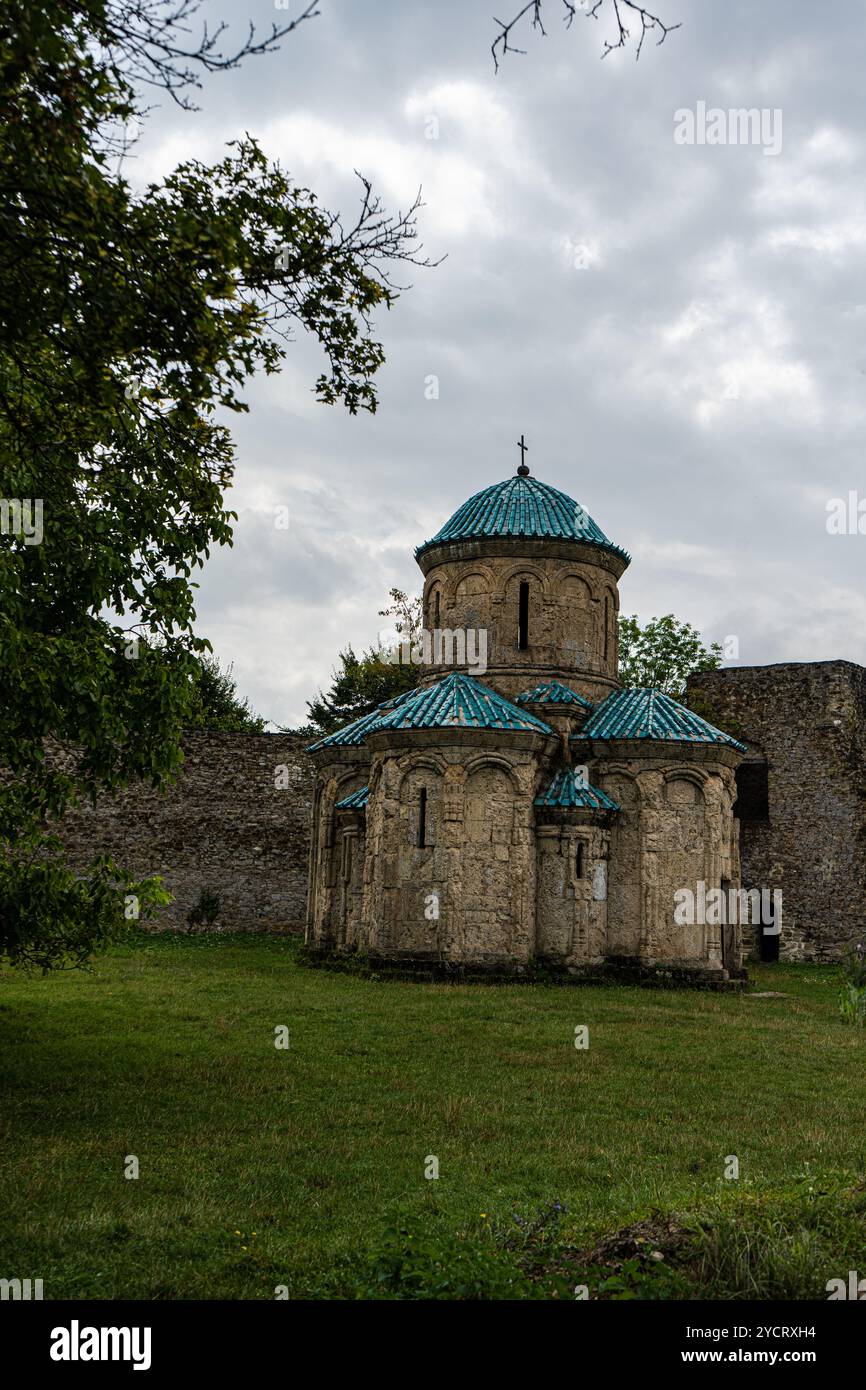 La chiesa a cupola delle famose rovine di Kvetera, fortezza cittadina medievale sulle montagne del Caucaso in Georgia Foto Stock
