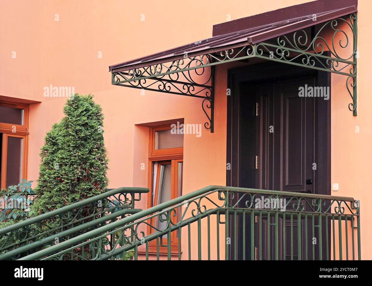 Ringhiera in ferro battuto sulle scale del portico e sulla tenda da casa privata. Foto Stock