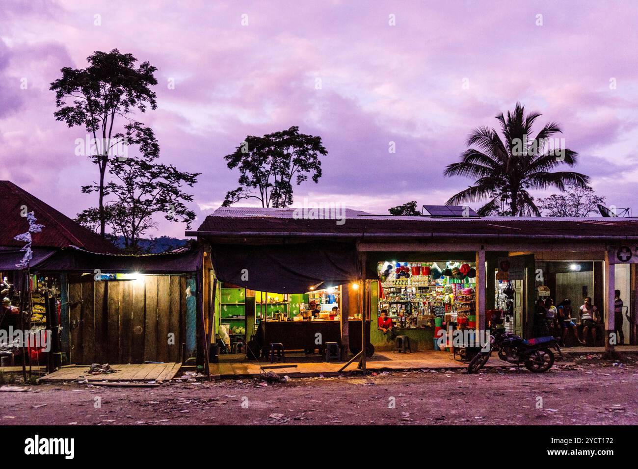 Commercio alimentare al tramonto, Lancetillo, la Parroquia, Reyna, Quiche, Guatemala, America centrale Foto Stock