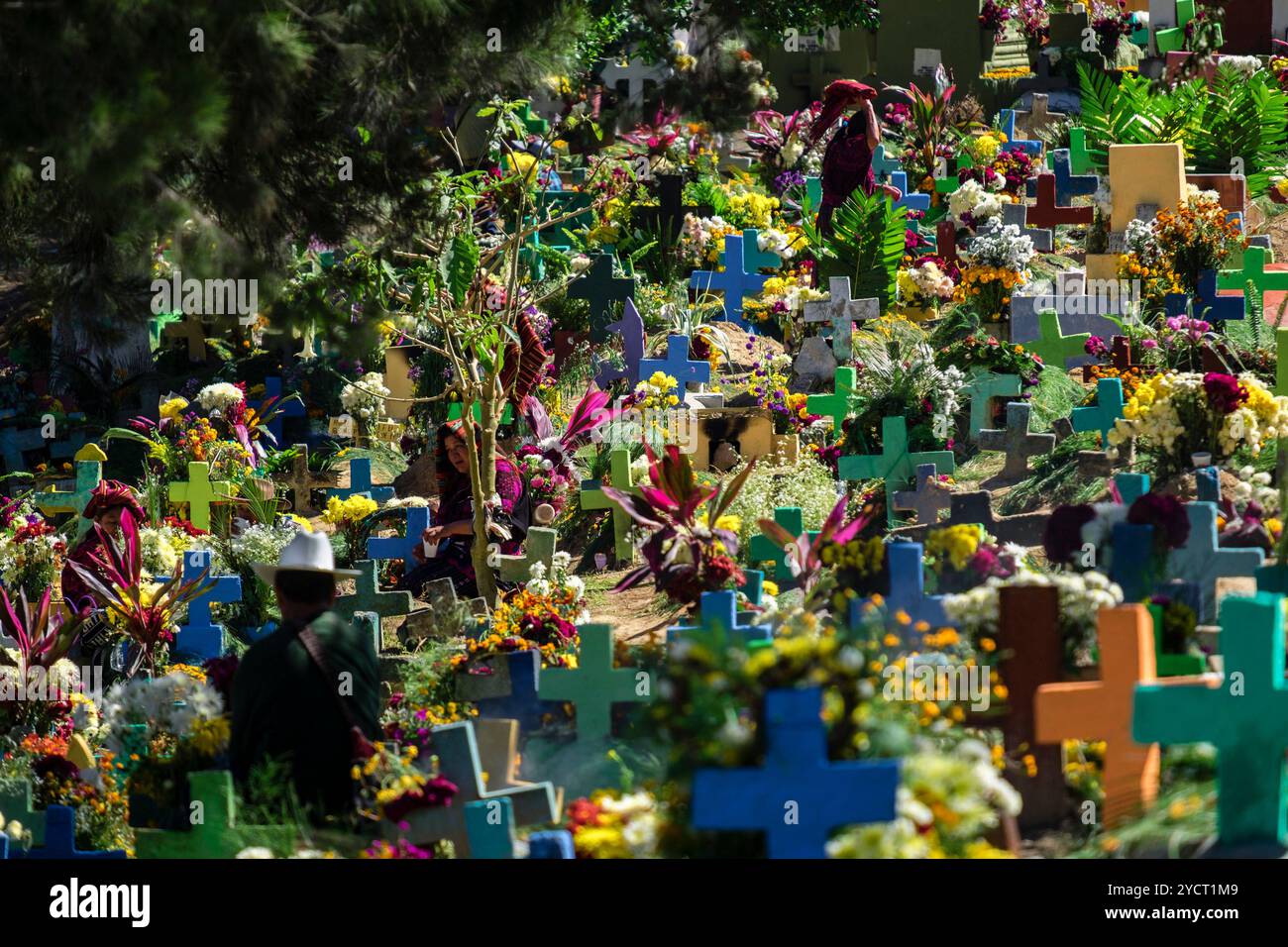 Tombe colorate appena dipinte, celebrazione del giorno dei morti al cimitero generale, Santo Tomas Chichicastenango, Repubblica del Guatemala, Ame centrale Foto Stock