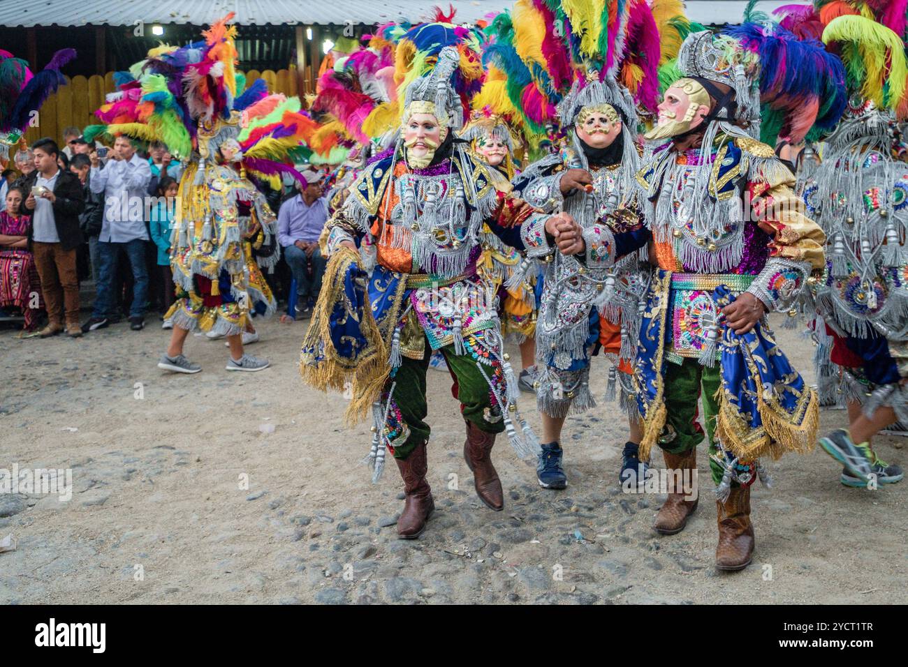 Danza del toro piccolo, danza sincretica del XVII secolo con costumi tradizionali, Santo Tomás Chichicastenango, Repubblica del Guatemala, Foto Stock