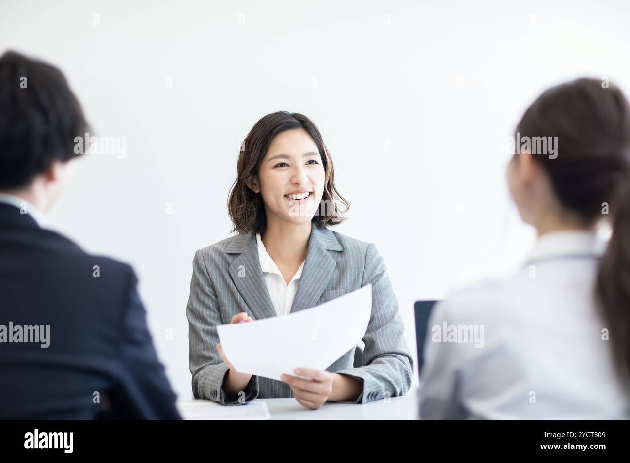 Gli uomini d'affari che tengono riunioni, interviste e discussioni faccia a faccia Foto Stock