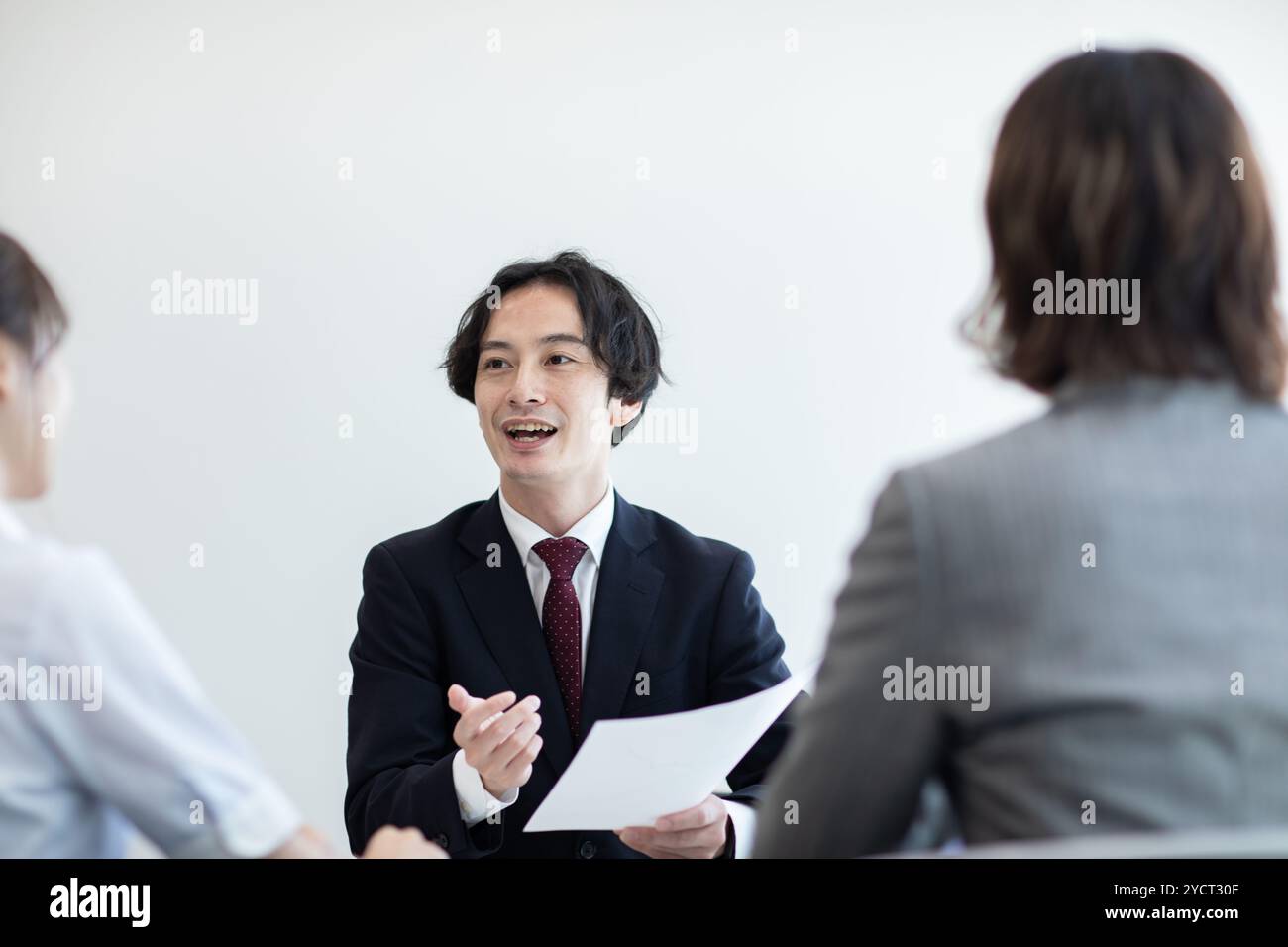 Gli uomini d'affari che tengono riunioni, interviste e discussioni faccia a faccia Foto Stock