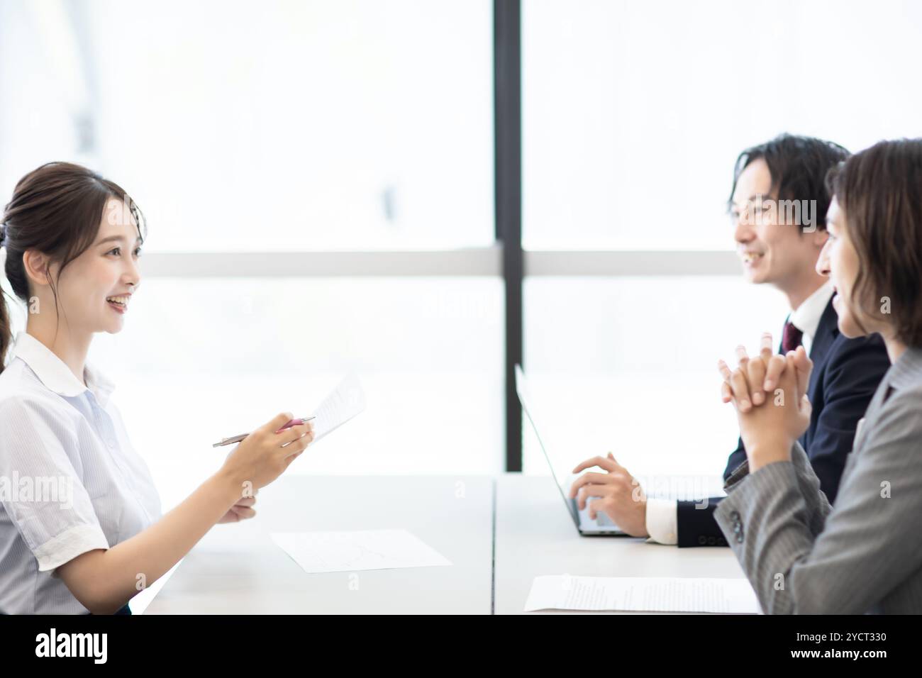 Gli uomini d'affari che tengono riunioni, interviste e discussioni faccia a faccia Foto Stock