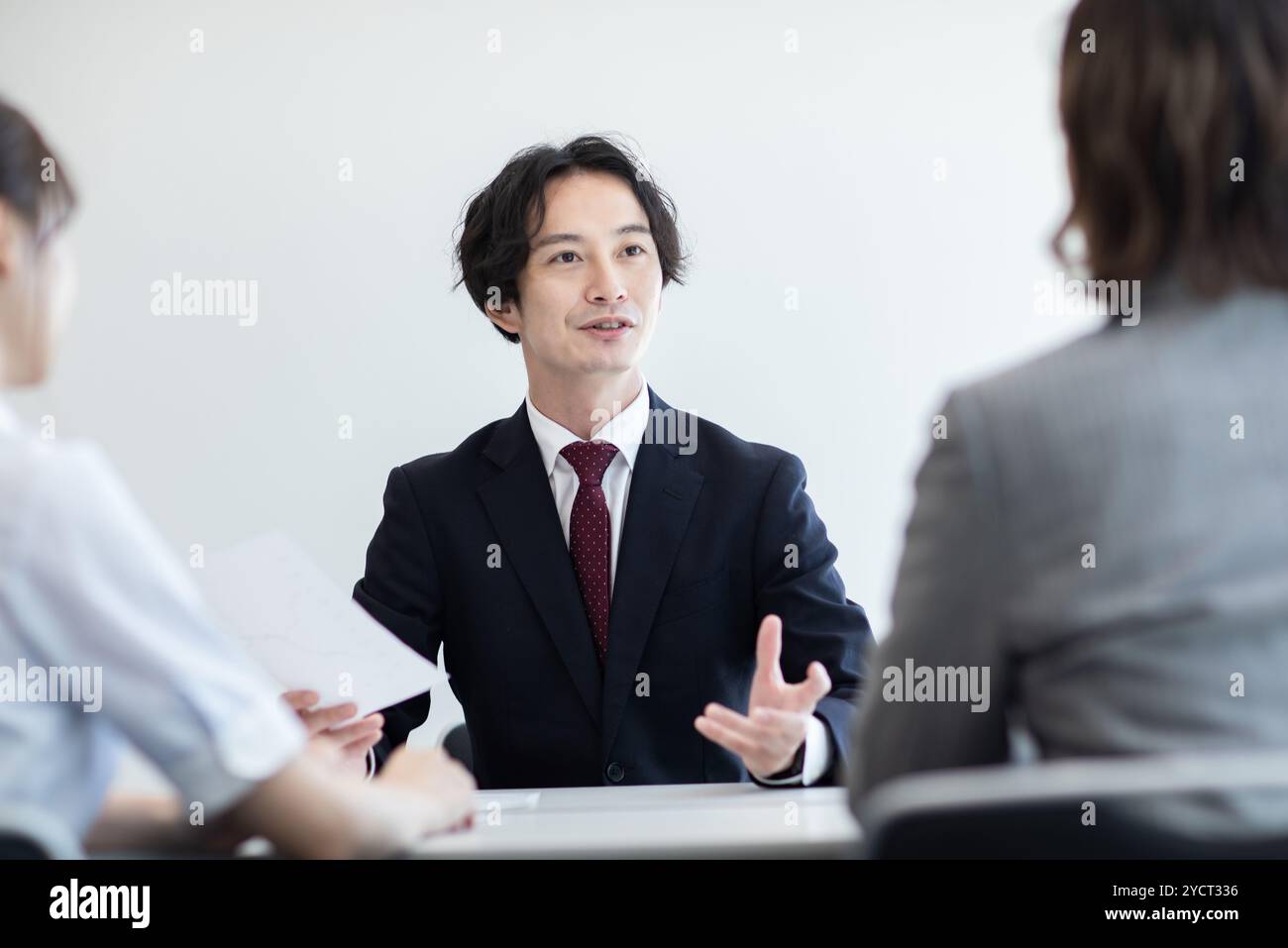 Gli uomini d'affari che tengono riunioni, interviste e discussioni faccia a faccia Foto Stock