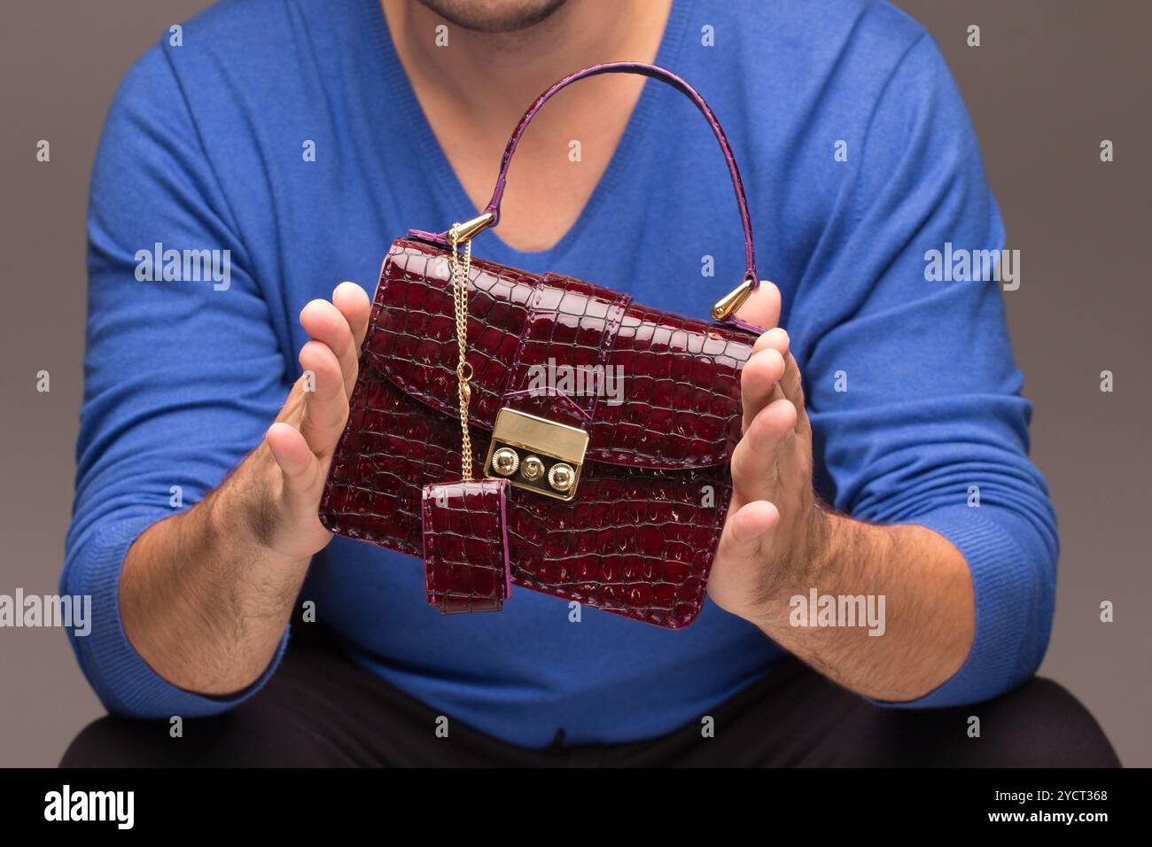 Mani maschili forti che tengono le borse Foto Stock