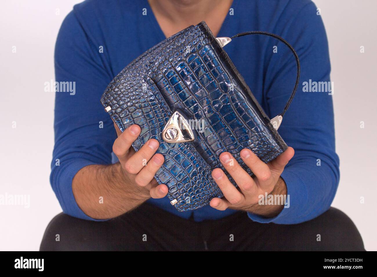 Mani maschili forti che tengono le borse Foto Stock