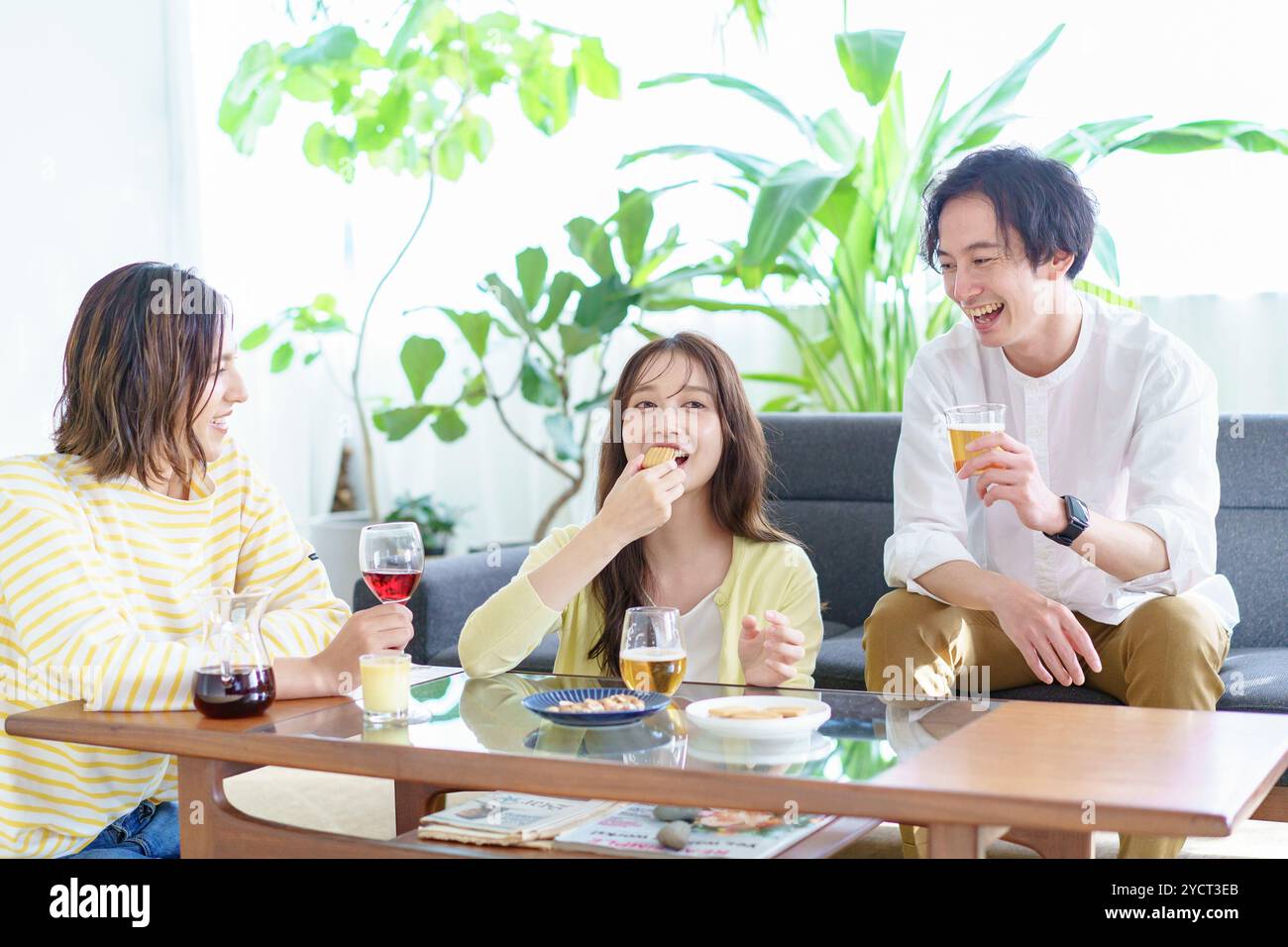 Uomo e donna che si godono una festa a casa Foto Stock