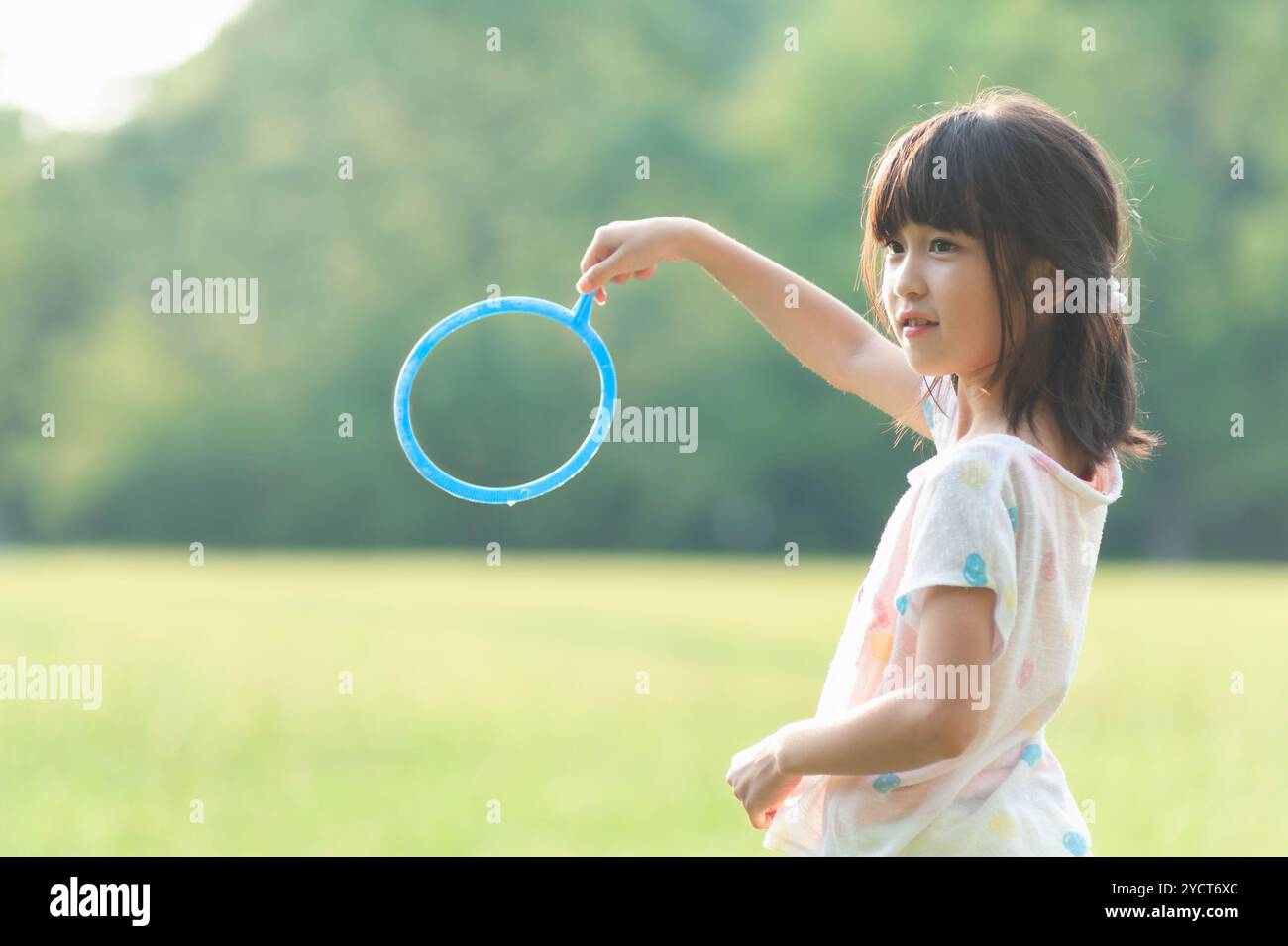 Ragazza che gioca con le bolle di sapone Foto Stock