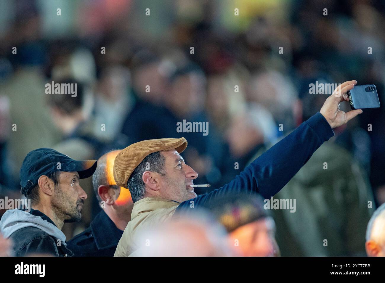Tbilisi, Georgia. 23 ottobre 2024. Mentre la campagna pre-elettorale di Georgian Dream si svolge, i partecipanti catturano il momento sui loro telefoni, segnando i preparativi del partito per le elezioni del 2024. Tbilisi, Georgia, mercoledì 23 ottobre 2024. (VX Photo/ Vudi Xhymshiti) crediti: VX Pictures/Alamy Live News Foto Stock