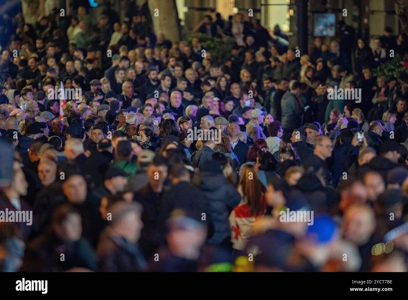 Tbilisi, Georgia. 23 ottobre 2024. Un mare di sostenitori del partito Georgian Dream riempie le strade di Tbilisi, sorvegliate dalla polizia, mentre il paese si avvicina alle prossime elezioni. Tbilisi, Georgia, mercoledì 23 ottobre 2024. (VX Photo/ Vudi Xhymshiti) crediti: VX Pictures/Alamy Live News Foto Stock