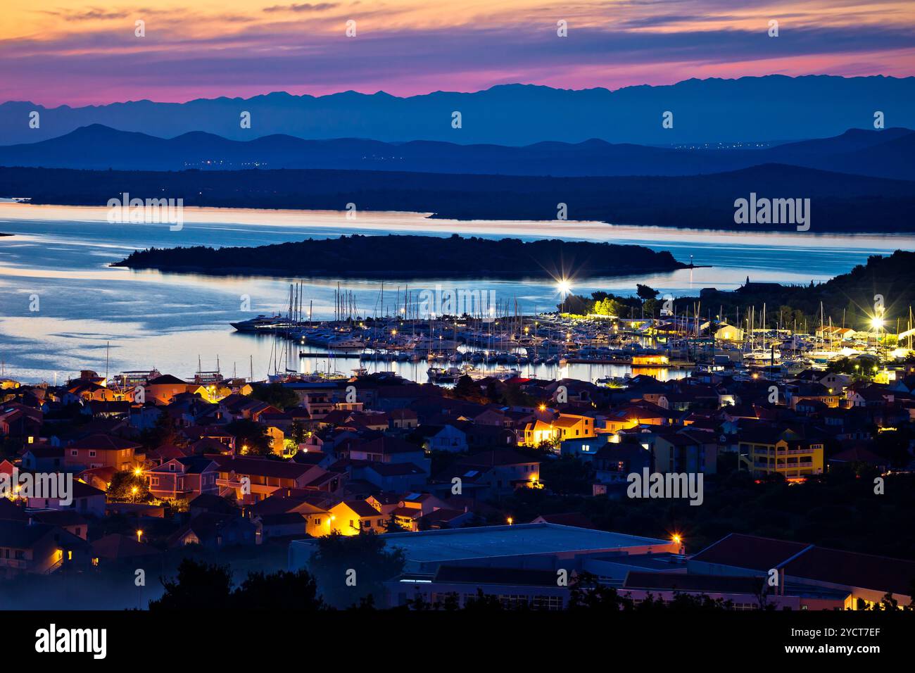 Isola di Murter vela arcipelago di destinazione tramonto Foto Stock