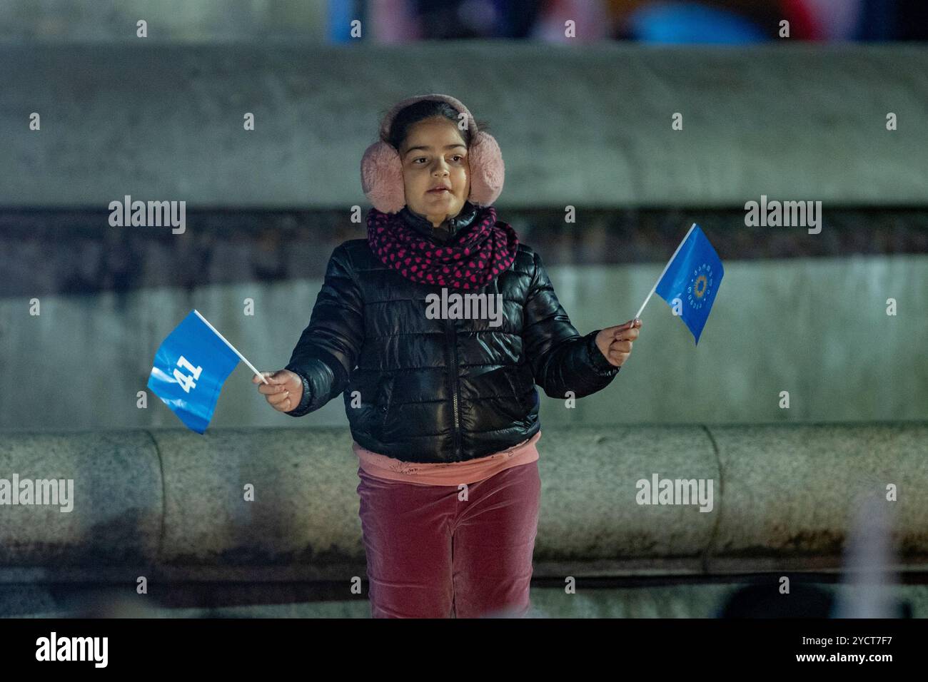 Tbilisi, Georgia. 23 ottobre 2024. Una giovane ragazza ondeggia le bandiere Georgian Dream durante la manifestazione a Tbilisi, simboleggiando l'appello del partito a un'ampia demografia mentre radunano il sostegno per le elezioni. Tbilisi, Georgia, mercoledì 23 ottobre 2024. (VX Photo/ Vudi Xhymshiti) crediti: VX Pictures/Alamy Live News Foto Stock