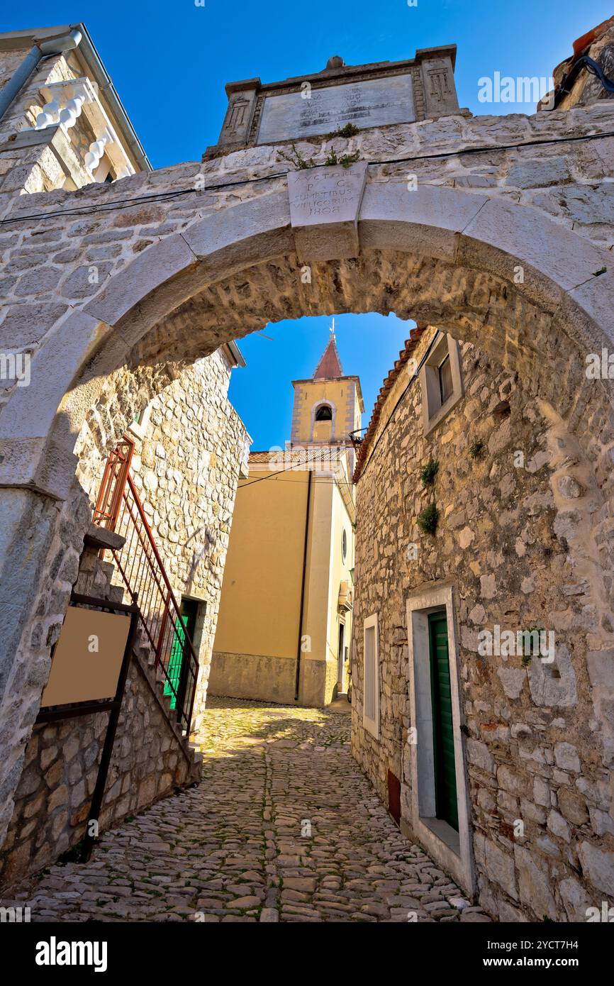 Città di Pirovac storico cancello di pietra Foto Stock