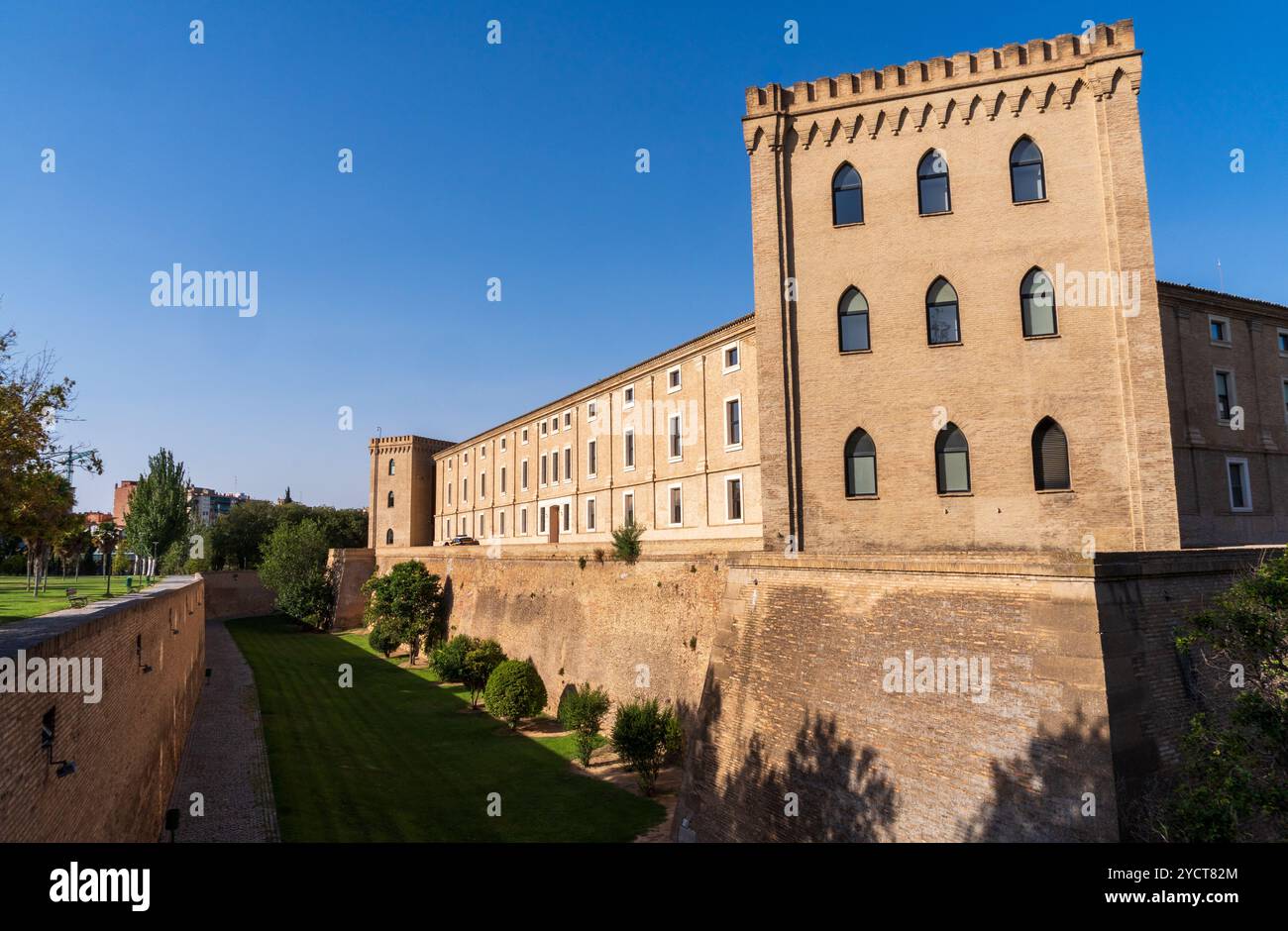 Il Palazzo Aljafería è un palazzo medievale fortificato costruito durante la seconda metà dell'XI secolo nella Taifa di Saragozza ad al-Andalus, oggi Foto Stock