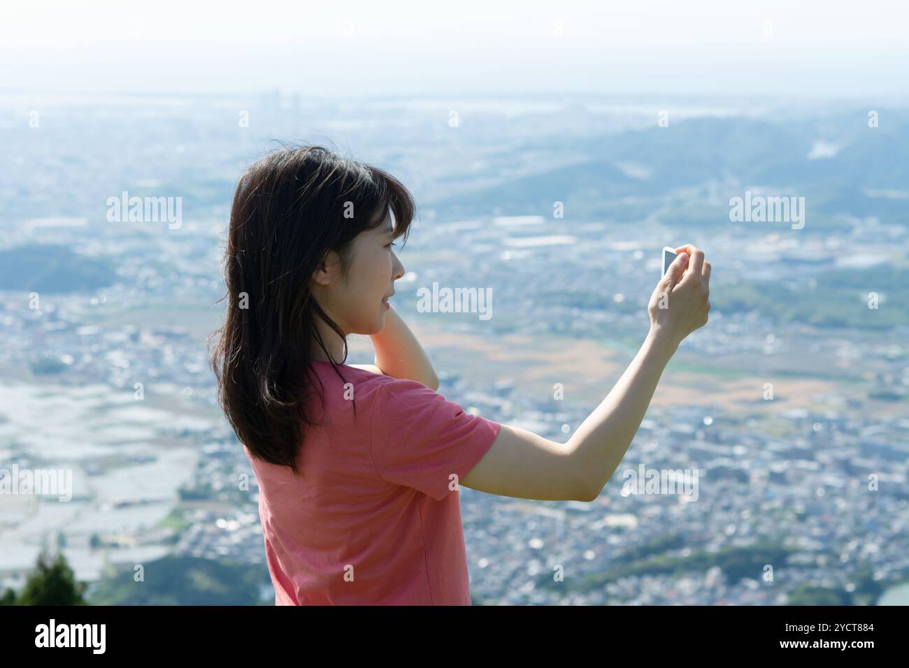 Donne che scattano foto con uno smartphone Foto Stock