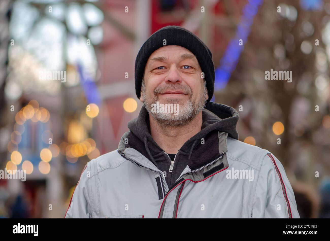 Ritratto di strada di un uomo barbuto anziano di 50-55 anni. Foto Stock