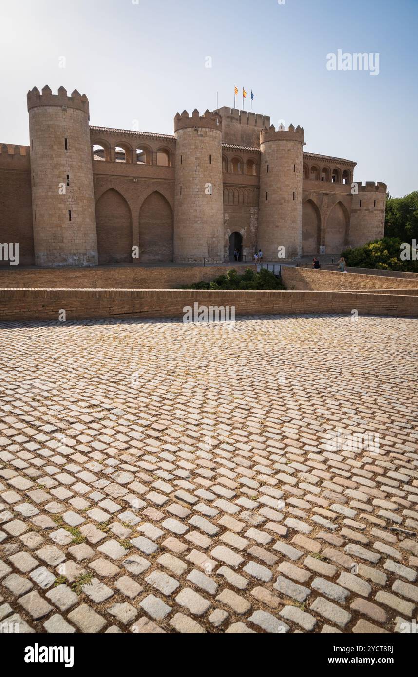 Il Palazzo Aljafería è un palazzo medievale fortificato costruito durante la seconda metà dell'XI secolo nella Taifa di Saragozza ad al-Andalus, oggi Foto Stock