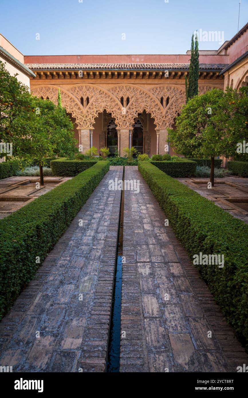 Il Palazzo Aljafería è un palazzo medievale fortificato costruito durante la seconda metà dell'XI secolo nella Taifa di Saragozza ad al-Andalus, oggi Foto Stock