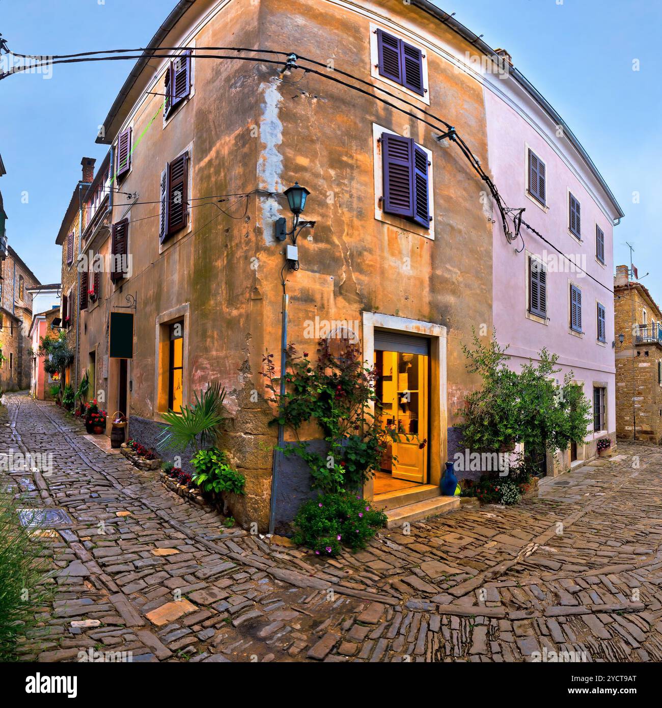 Groznjan borgo medioevale strada acciottolata Foto Stock