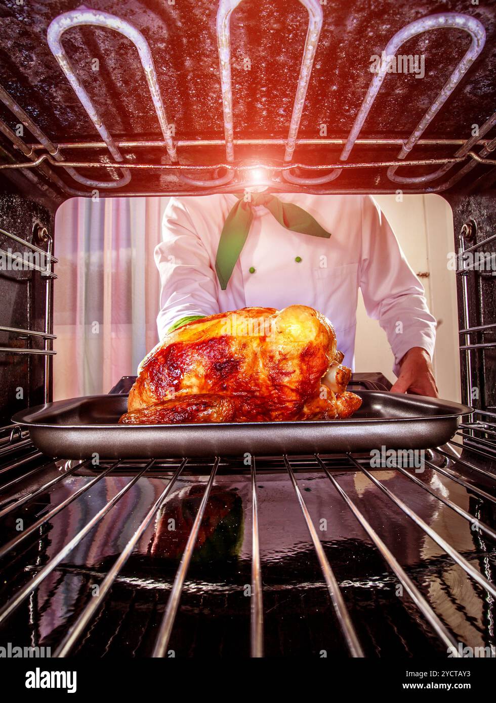 Cuocere il pollo nel forno. Foto Stock