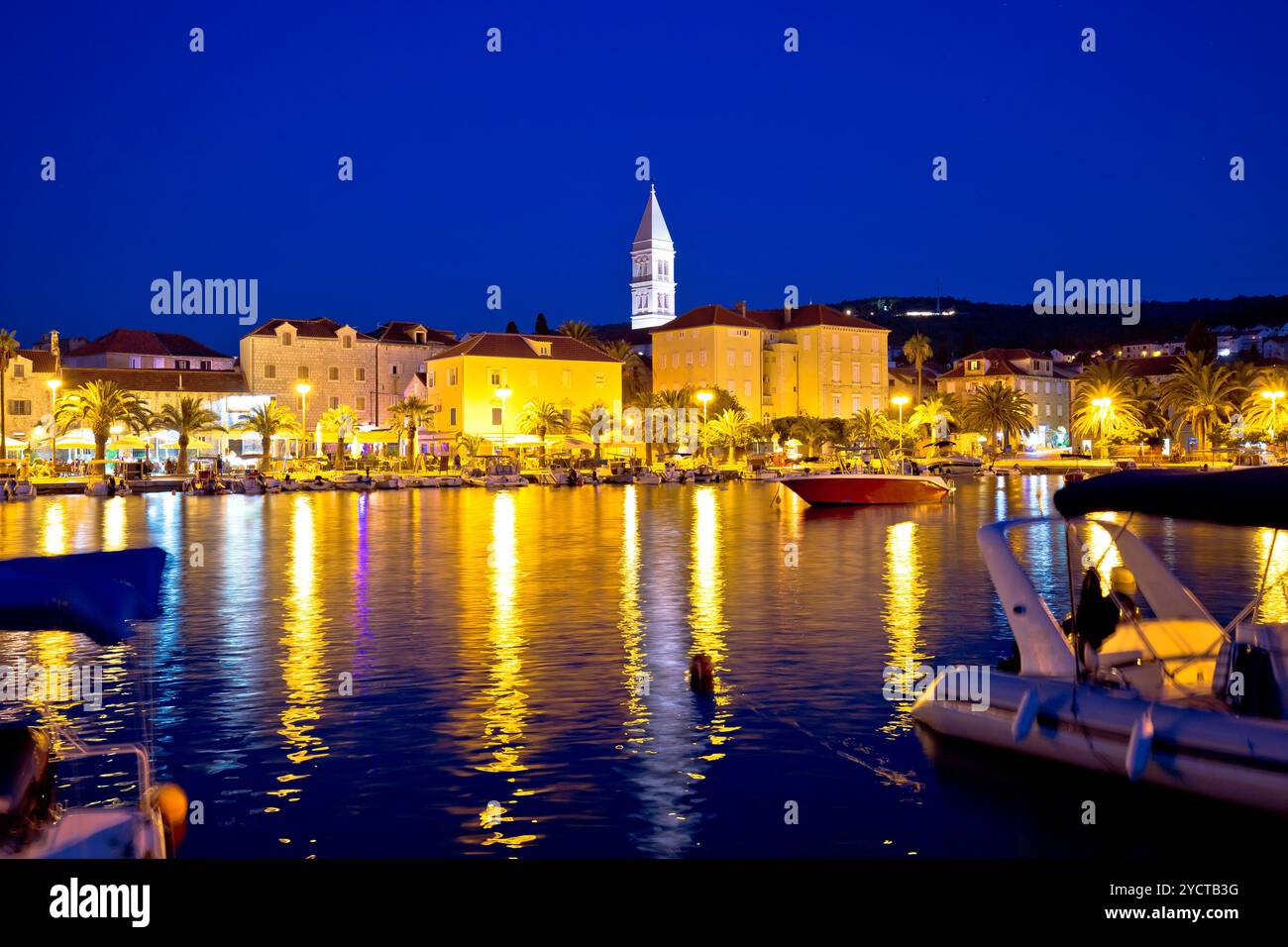 Supetar waterfront sera vista dal mare Foto Stock