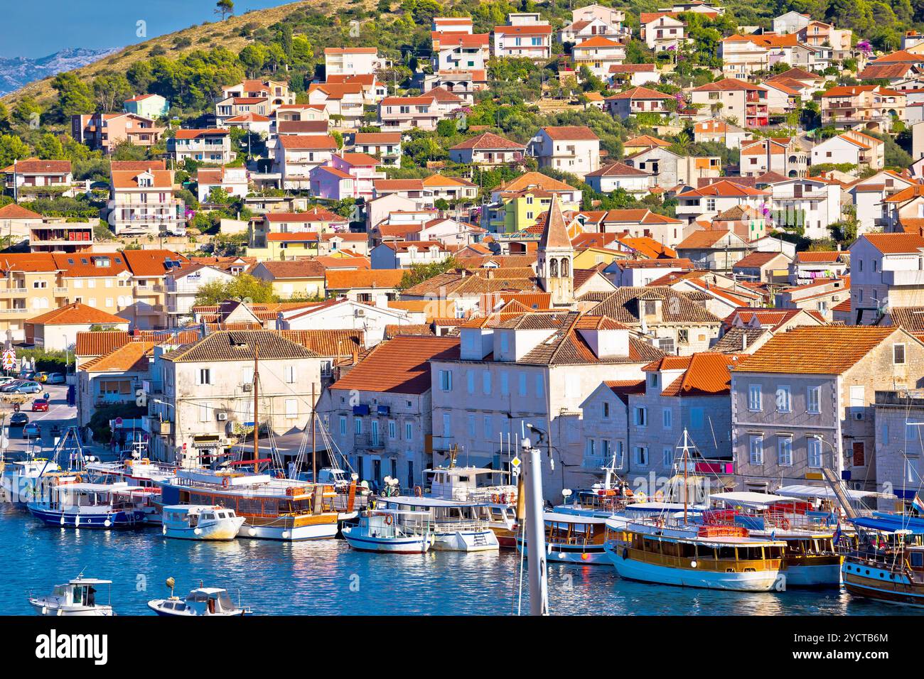 Città di Trogir e vista sul mare Foto Stock
