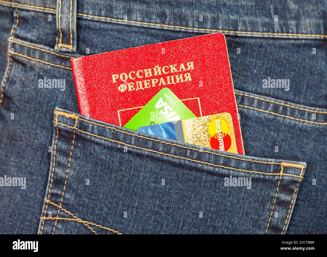 Passaporto russo e carte di credito nella tasca posteriore dei jeans Foto Stock