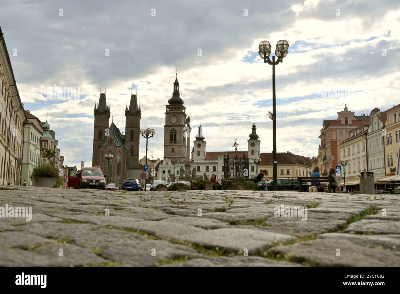 Nella città vecchia, sulla piazza del mercato, con la cattedrale dello Spirito Santo e il municipio, Hradec Kralove - Königgrätz, Boemia orientale, Repubblica Ceca Foto Stock