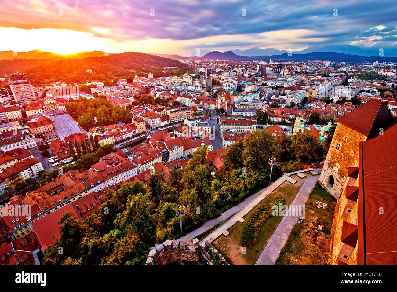 Tramonto al di sopra di Ljubljana vista aerea Foto Stock