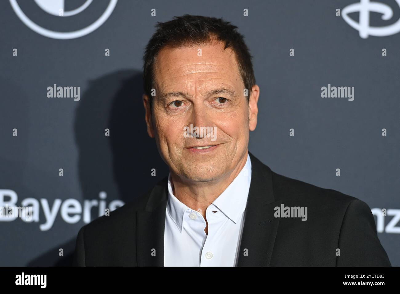 Dieter NUHR comico, Einzelbild, angeschnittenes Einzelmotiv, Ritratto, Porträt. Roter Teppich, Blauer Panther TV und streaming Award 2024 am 23.10.2024 in der BMW Welt Muenchen. *** Dieter NUHR comico, foto singola, motivo singolo ritagliato, ritratto, ritratto, tappeto rosso, TV Blue Panther e streaming Award 2024 il 23 10 2024 al BMW Welt Monaco Foto Stock