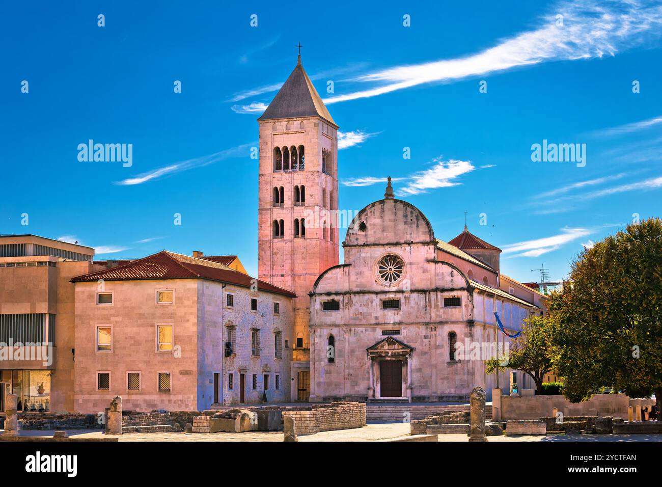 Zadar chiesa storica e reperti romani sulla piazza vecchia, Dalmazia, Croazia Foto Stock