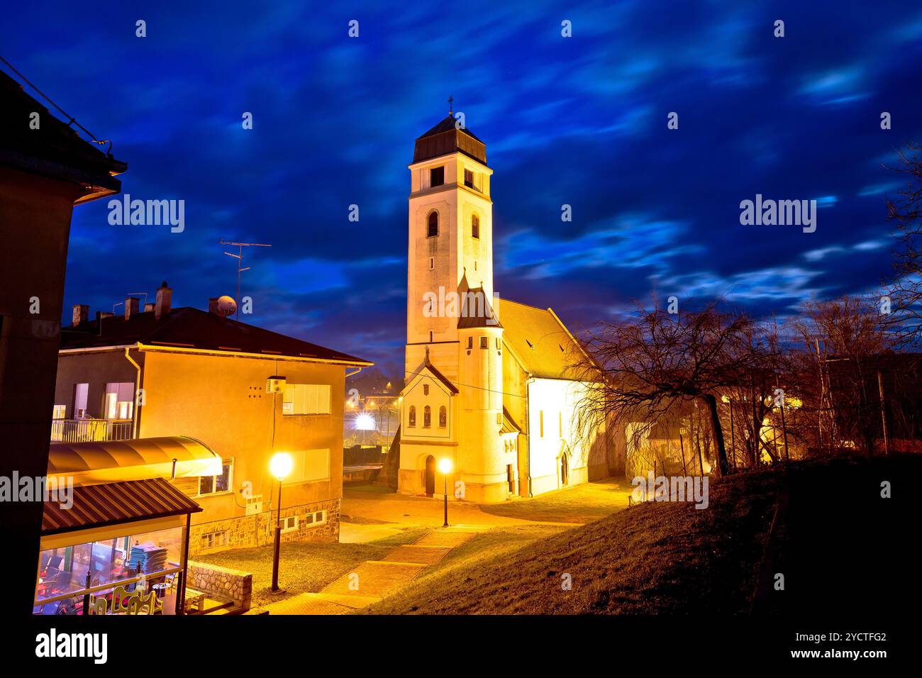 Krizevci storica cattedrale vista serale Foto Stock