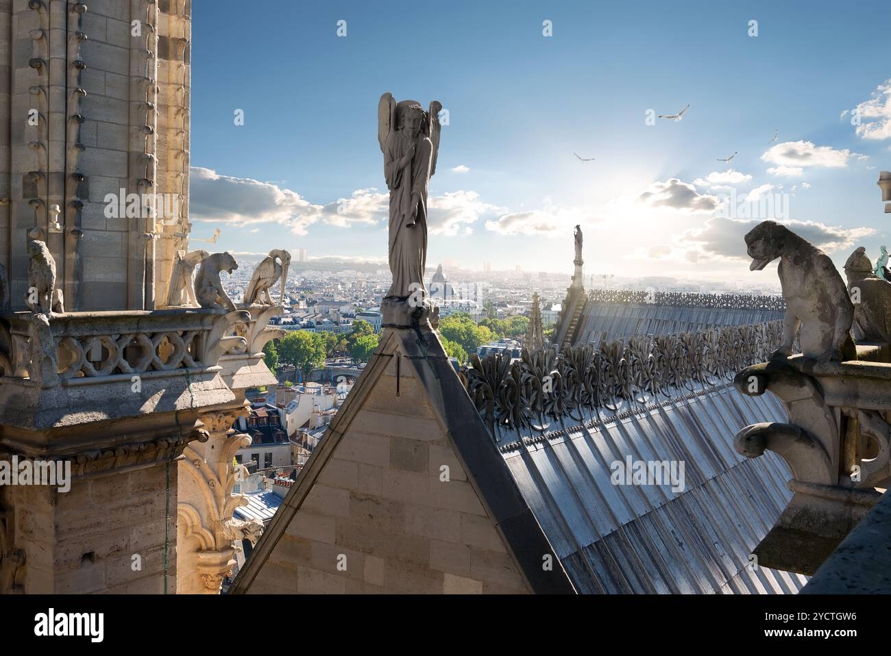 Le statue di Angelo e chimere sul tetto della cattedrale di Notre Dame de Paris, Francia Foto Stock