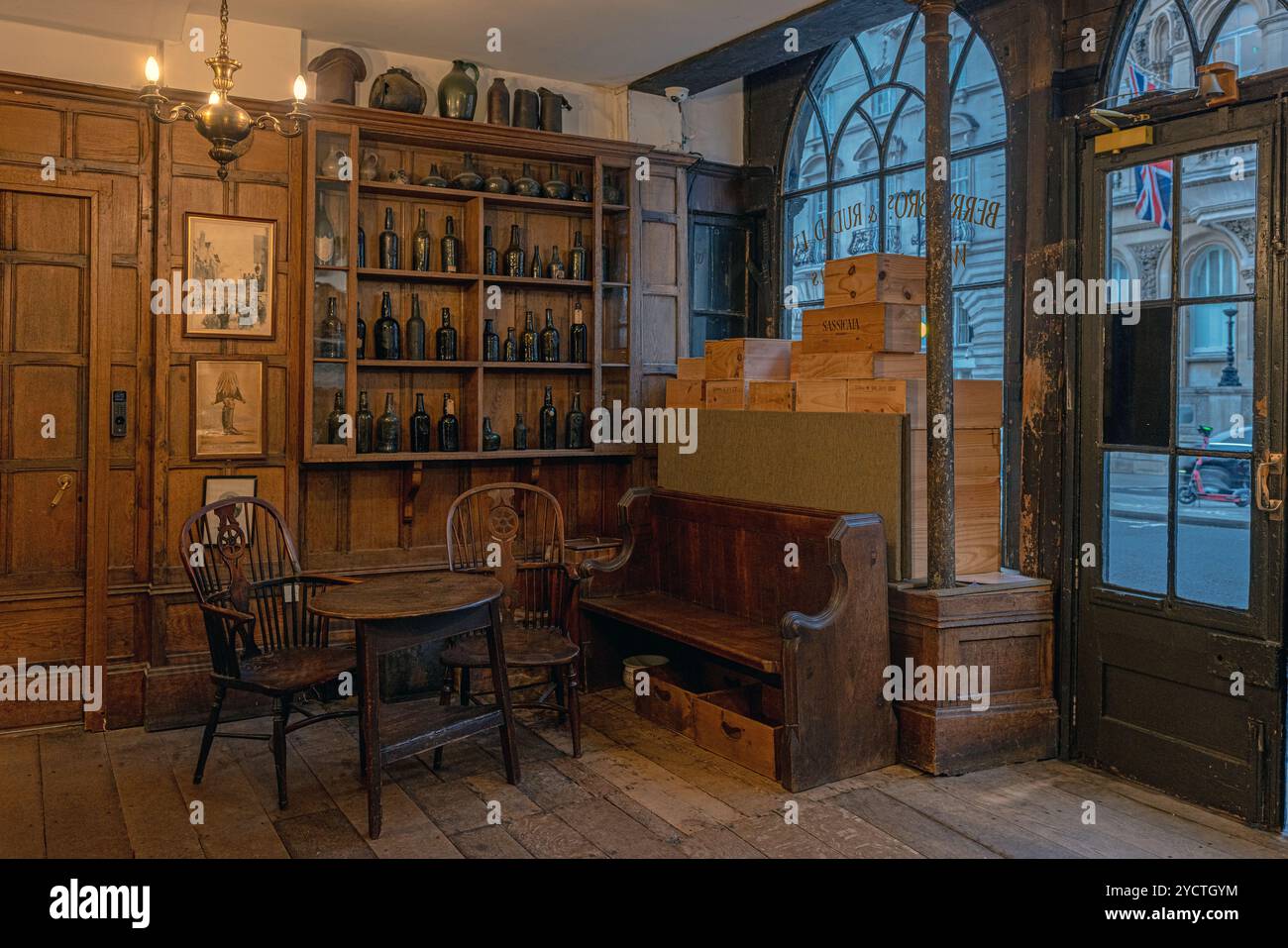 Berry Bros & Rudd Ltd, commercianti di vino, St James Street, Londra, Inghilterra. Regno Unito Foto Stock