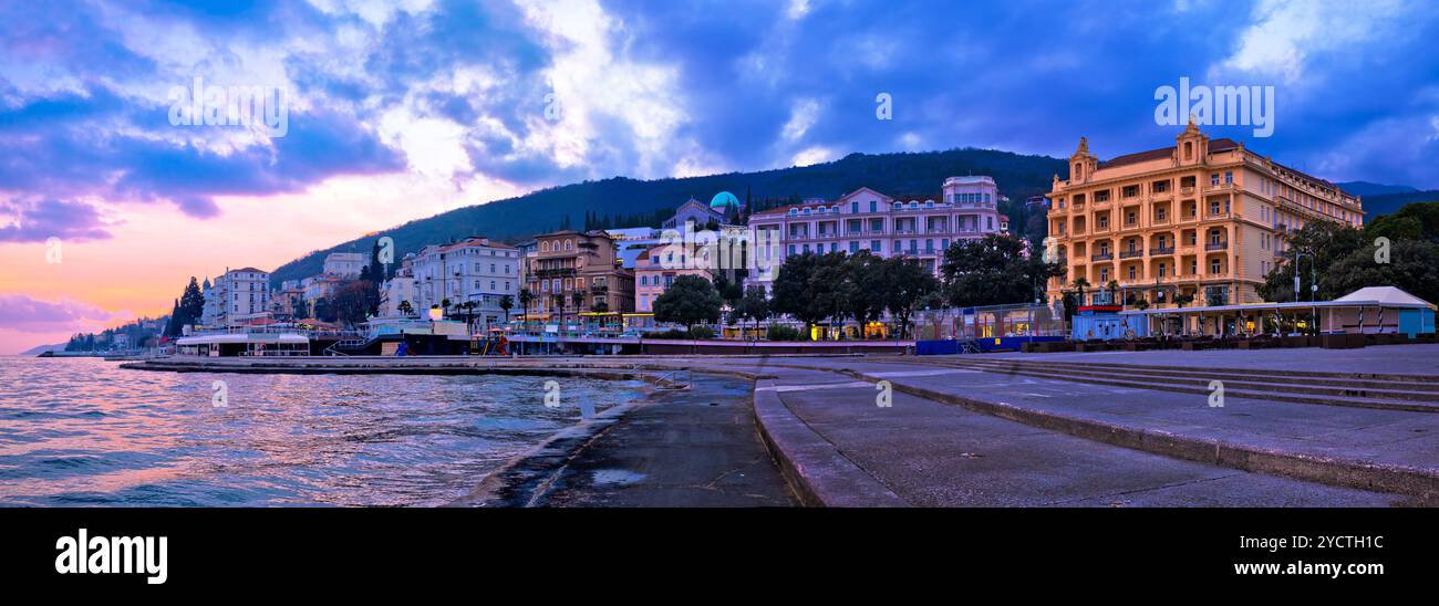 Città del lungomare di Opatija panorama al tramonto Foto Stock