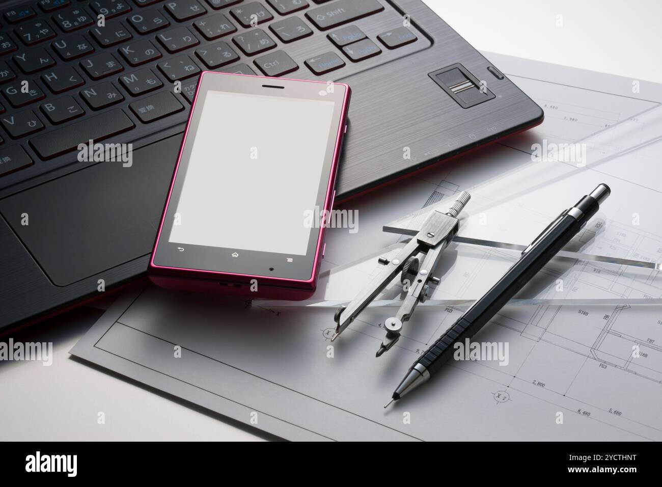 Smartphone e bussola e righello triangolare su un disegno Foto Stock Smartphone e bussola e righello triangolare su un disegno Foto Stock