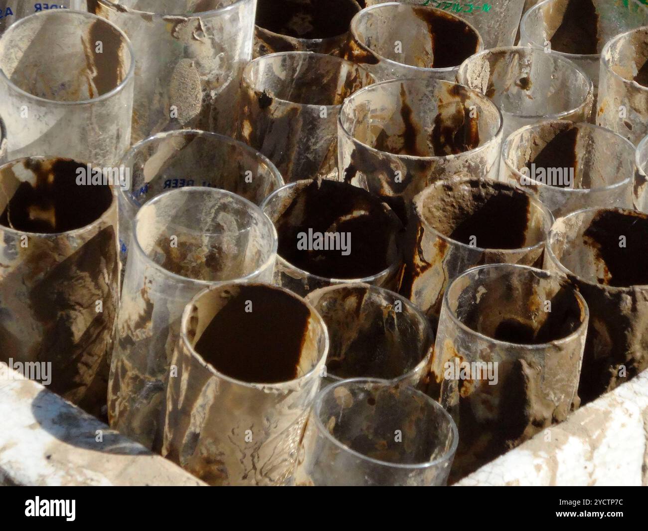 Vetri sporchi dall'inondazione del fiume Ranzan Katsura di Kyoto Foto Stock