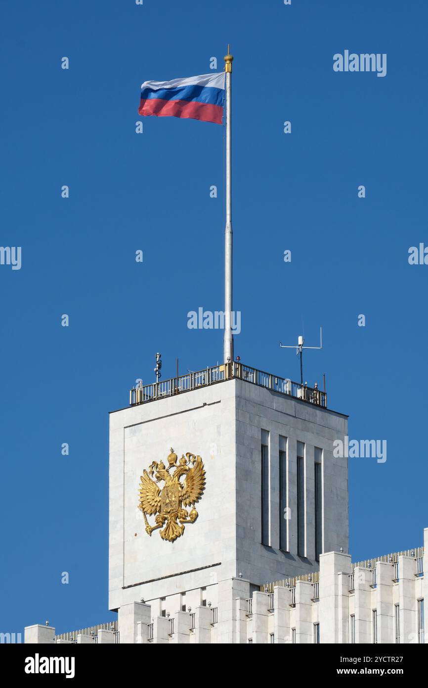 Stemma della Federazione Russa in cima alla Casa Bianca (Mosca). Sfondo del cielo blu Foto Stock