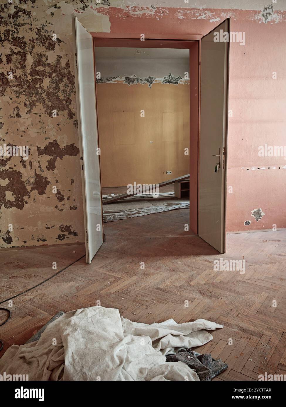 rivitalizzazione degli interni di un edificio e di una struttura, lavori di costruzione e conservazione rivitalizzazione degli interni di un edificio Foto Stock