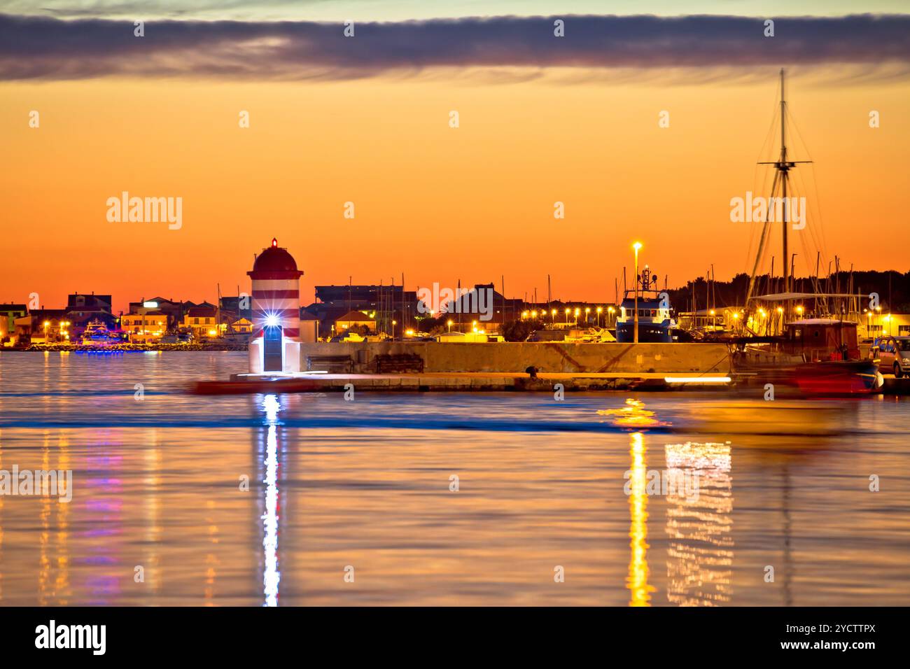 Yacht di lusso al porto di Zadar vista serale Foto Stock