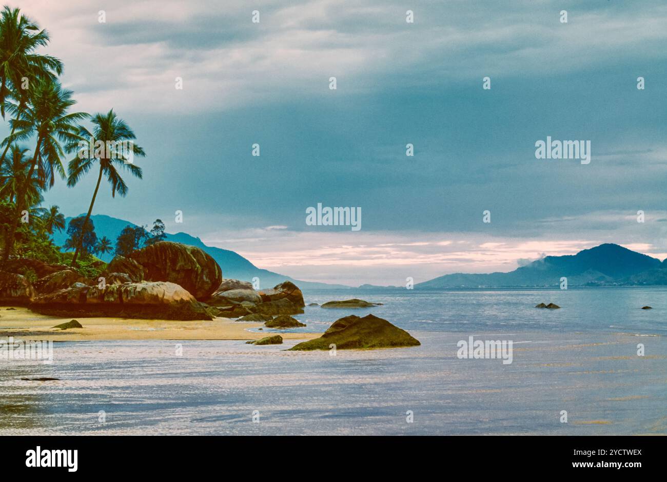 Brasile, vista della spiaggia di Angra Dos Reis la mattina presto Foto Stock